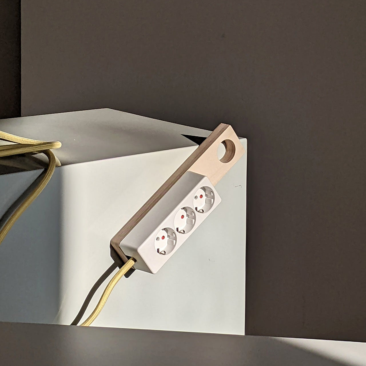 Njustudio Stromer Mini magnetische Steckerleiste weiß mit Textilkabel