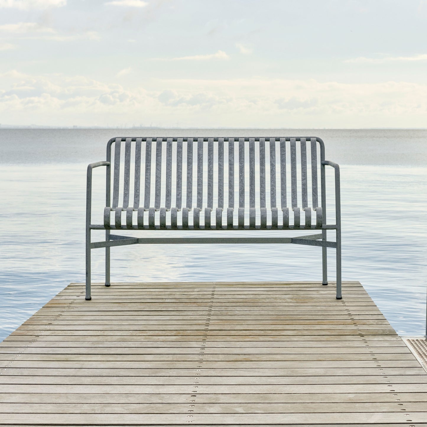 HAY Palissade Dining Bench Outdoor-Sitzbank mit Armlehne
