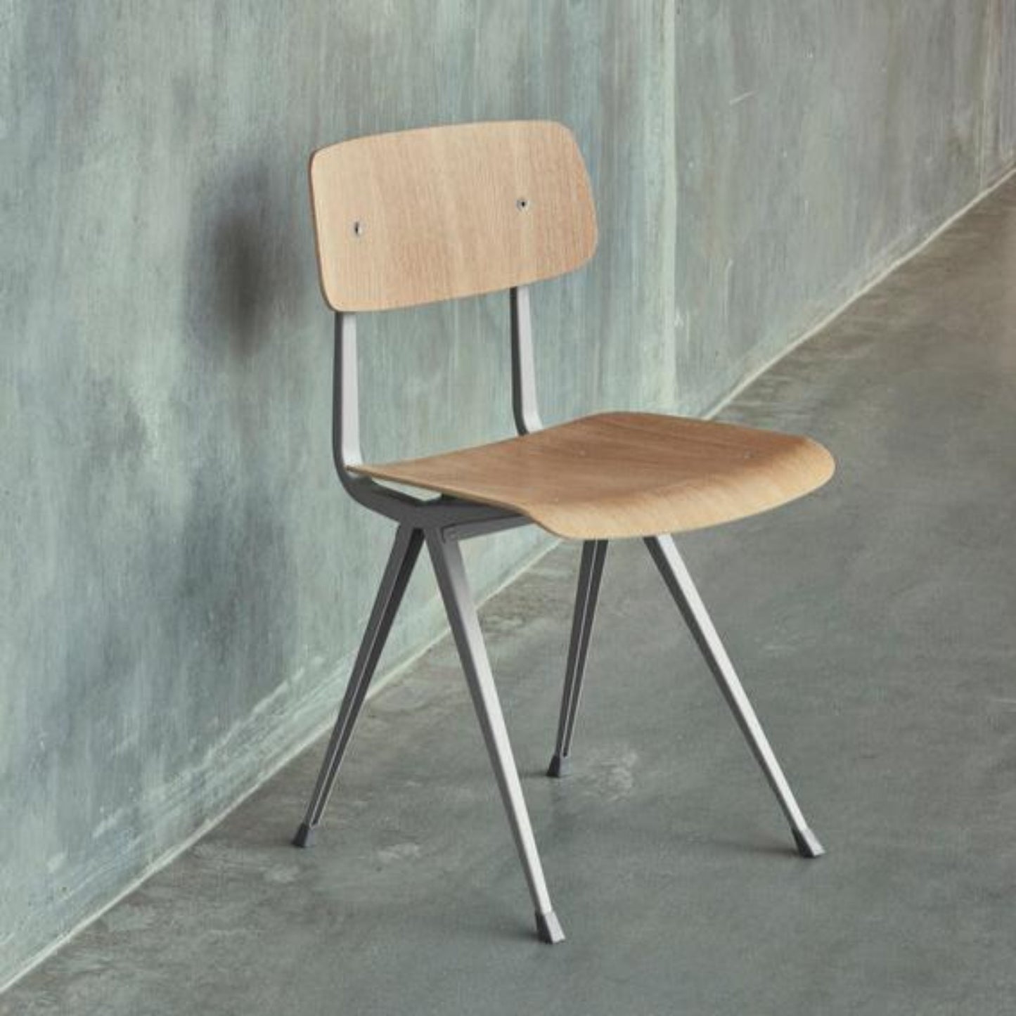 Hay Result Chair 4-Fuß-Stuhl Sitz & Rücken Sperrholz Eiche Stahlgestell