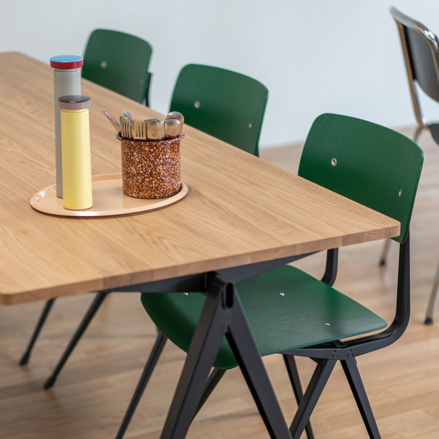 Hay Result Chair 4-Fuß-Stuhl Sitz & Rücken Sperrholz Eiche Stahlgestell