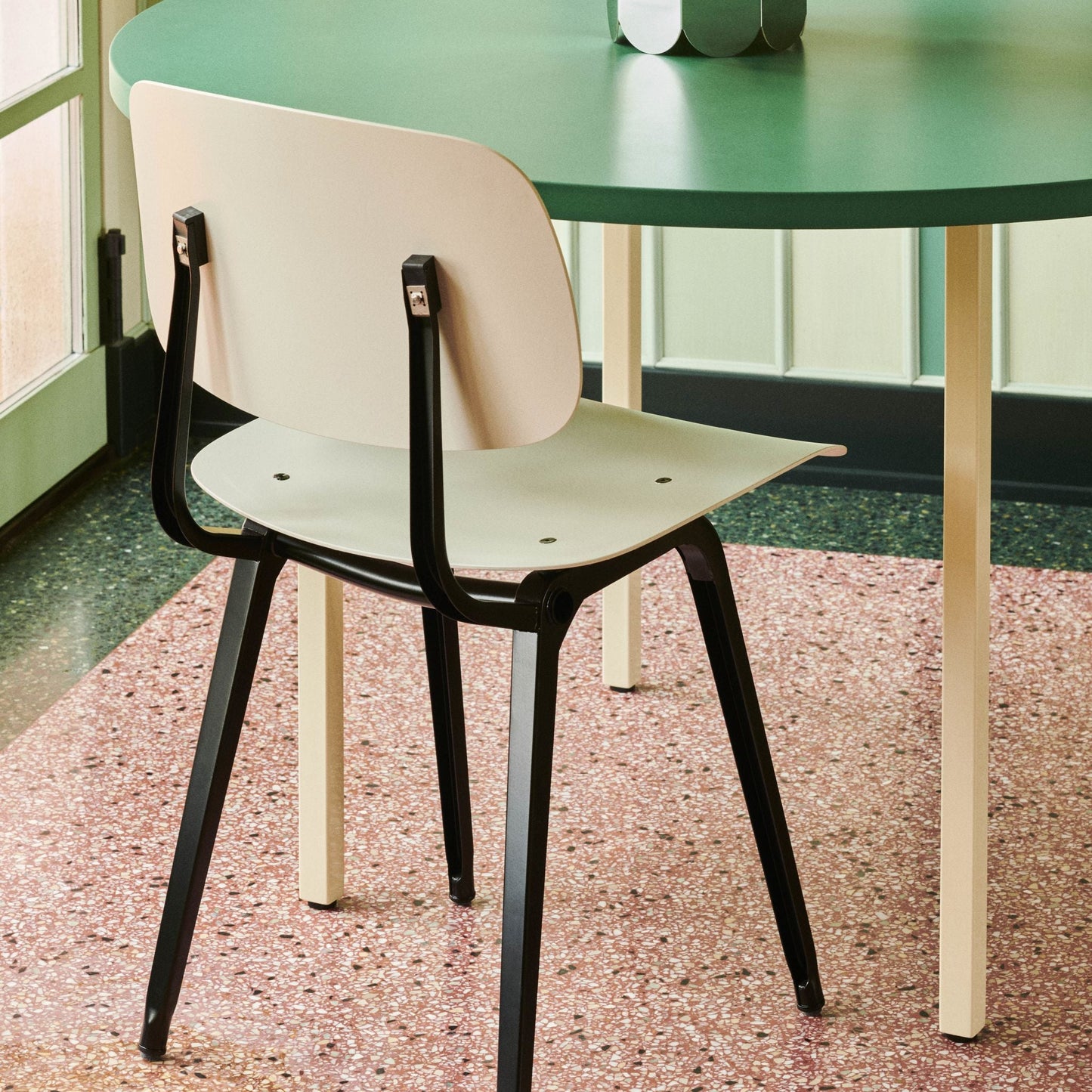 Hay Revolt Chair 4-Fuß-Stuhl Sitz & Rücken ABS-Kunststoff Stahlgestell