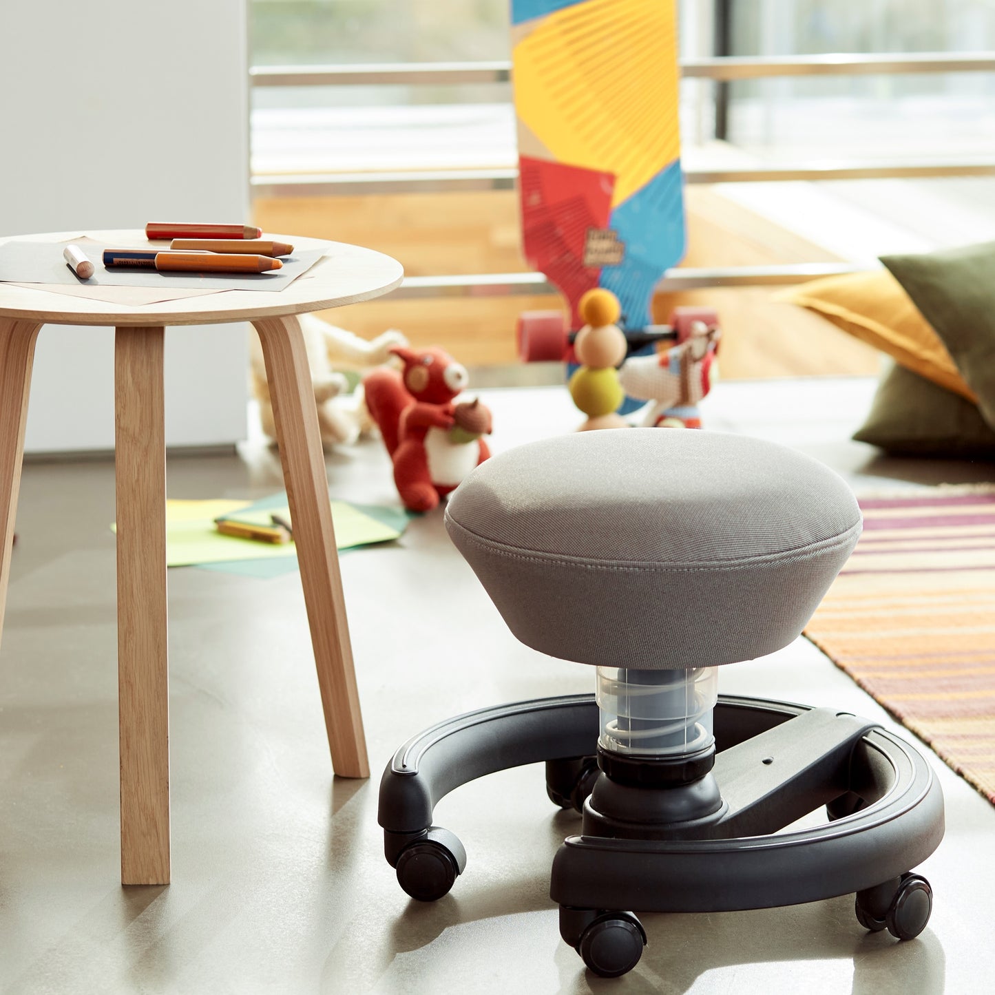 Aeris Swoppster Kinderstuhl 3D Hocker grün Gestell weiß