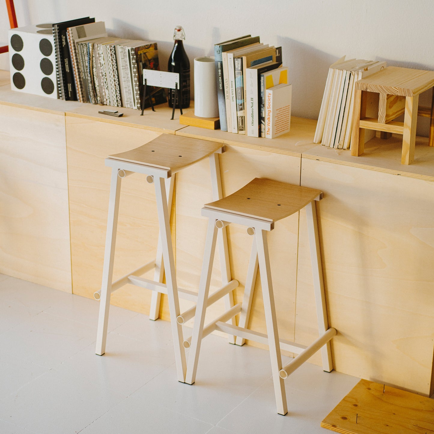 Hay Taburete 8 Barhocker – Eichenfurnier-Sitz und Stahlgestell