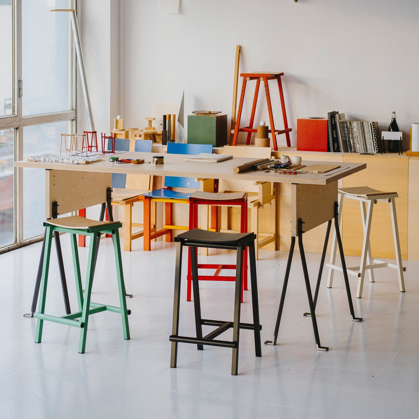 Hay Taburete 8 Barhocker – Eichenfurnier-Sitz und Stahlgestell