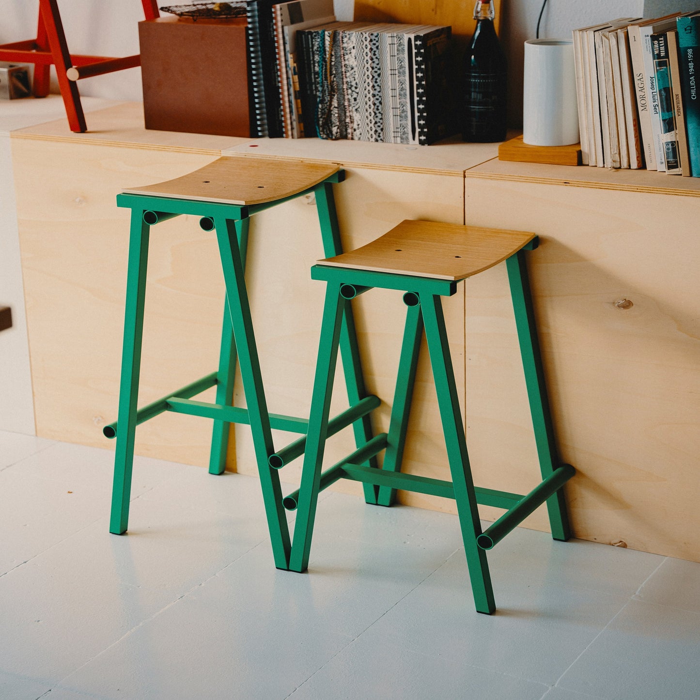 Hay Taburete 8 Barhocker – Eichenfurnier-Sitz und Stahlgestell