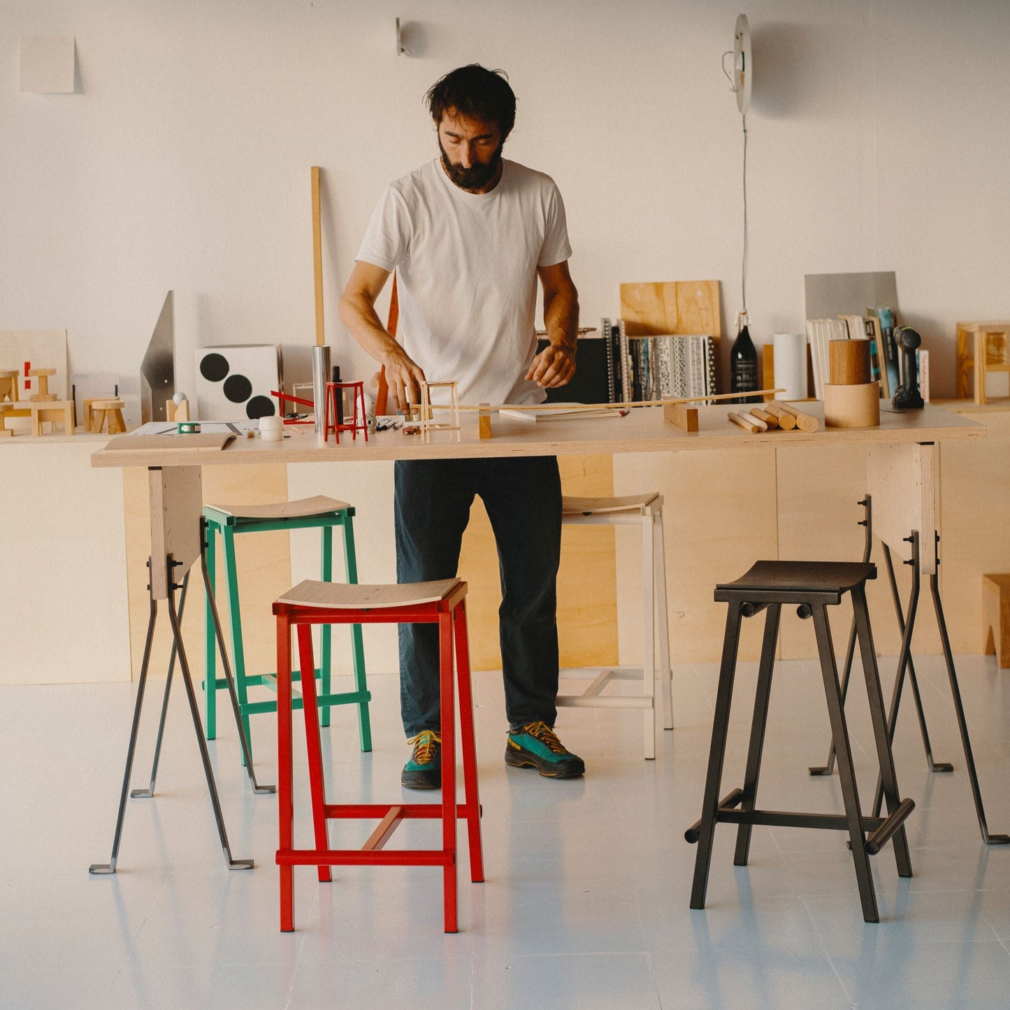 Hay Taburete 8 Barhocker – Eichenfurnier-Sitz und Stahlgestell