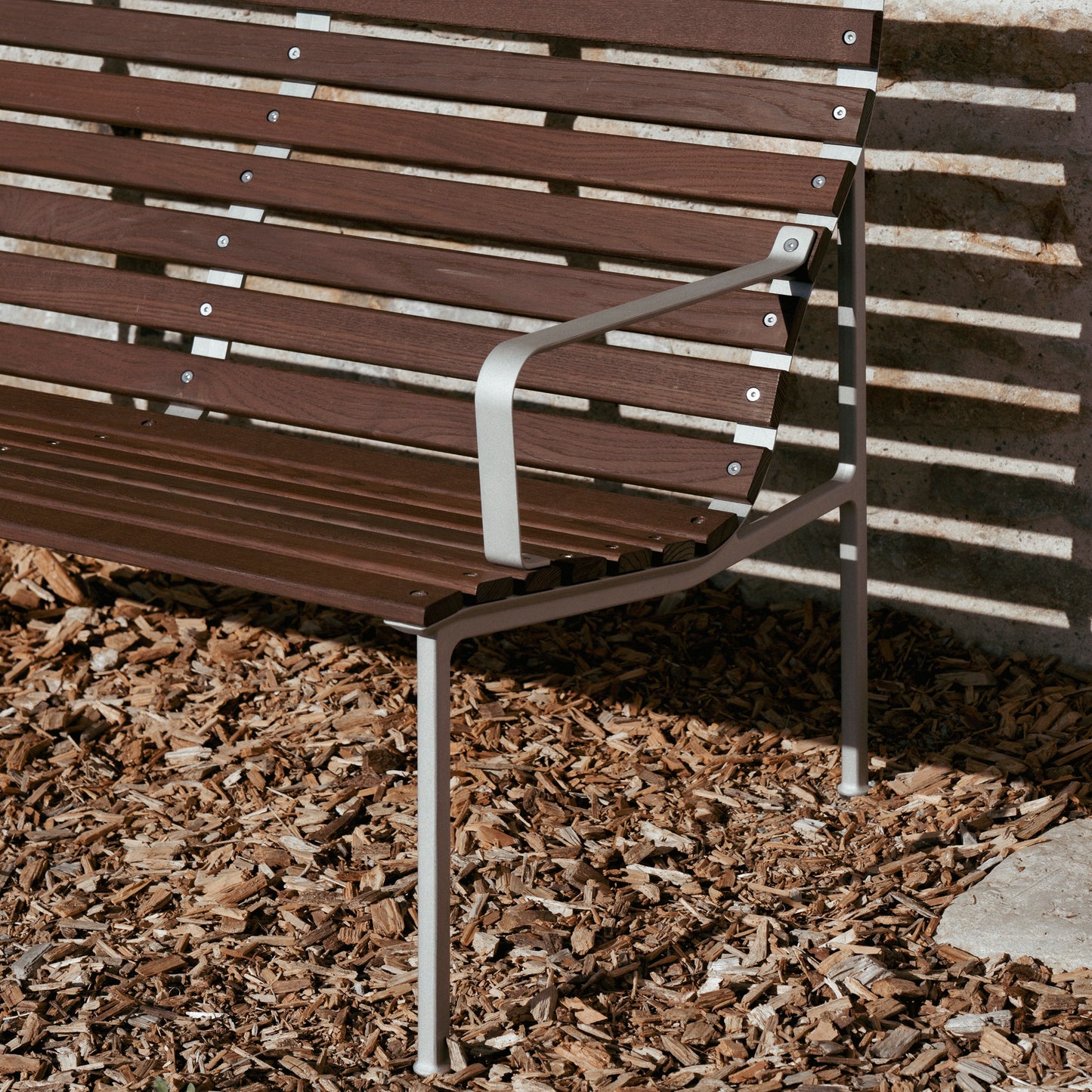 HAY Traverse Lounge Bench Outdoor Bank mit Armlehne Esche geölt / Aluminium