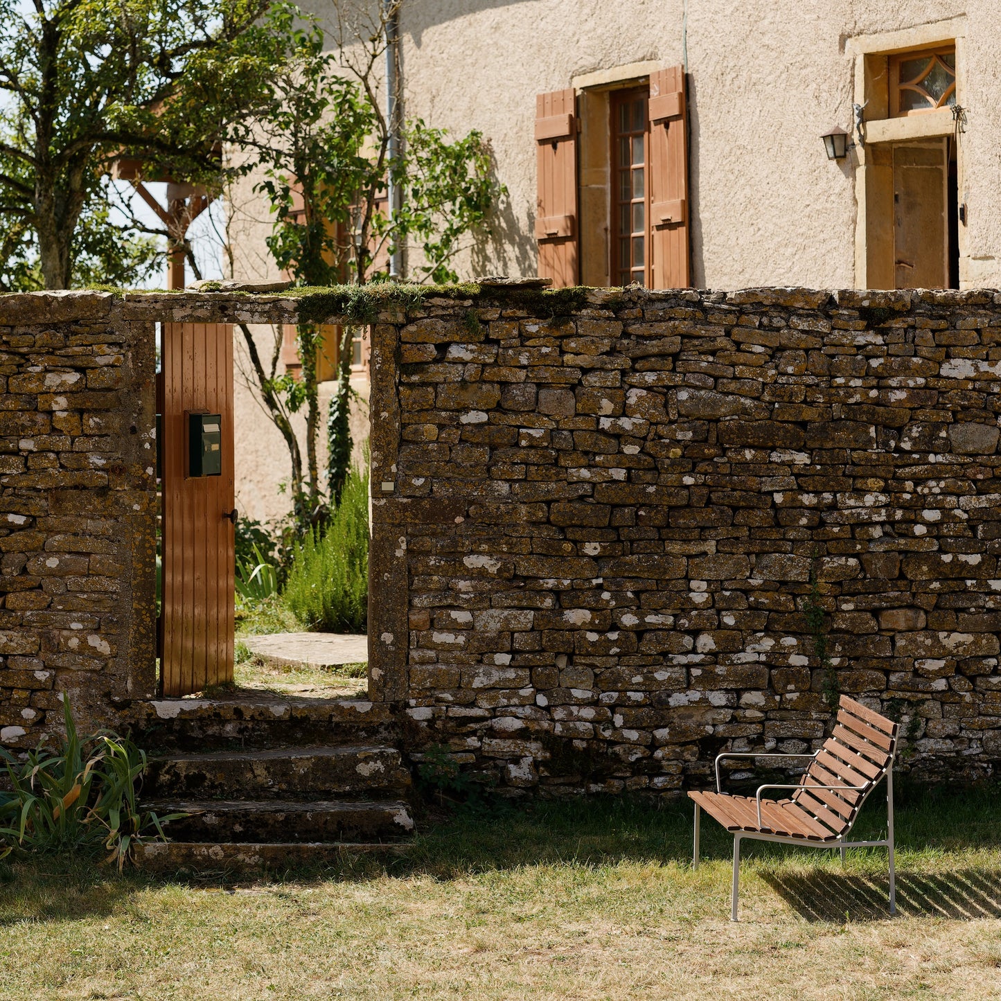 HAY Traverse Lounge Bench Outdoor Bank mit Armlehne Esche geölt / Aluminium