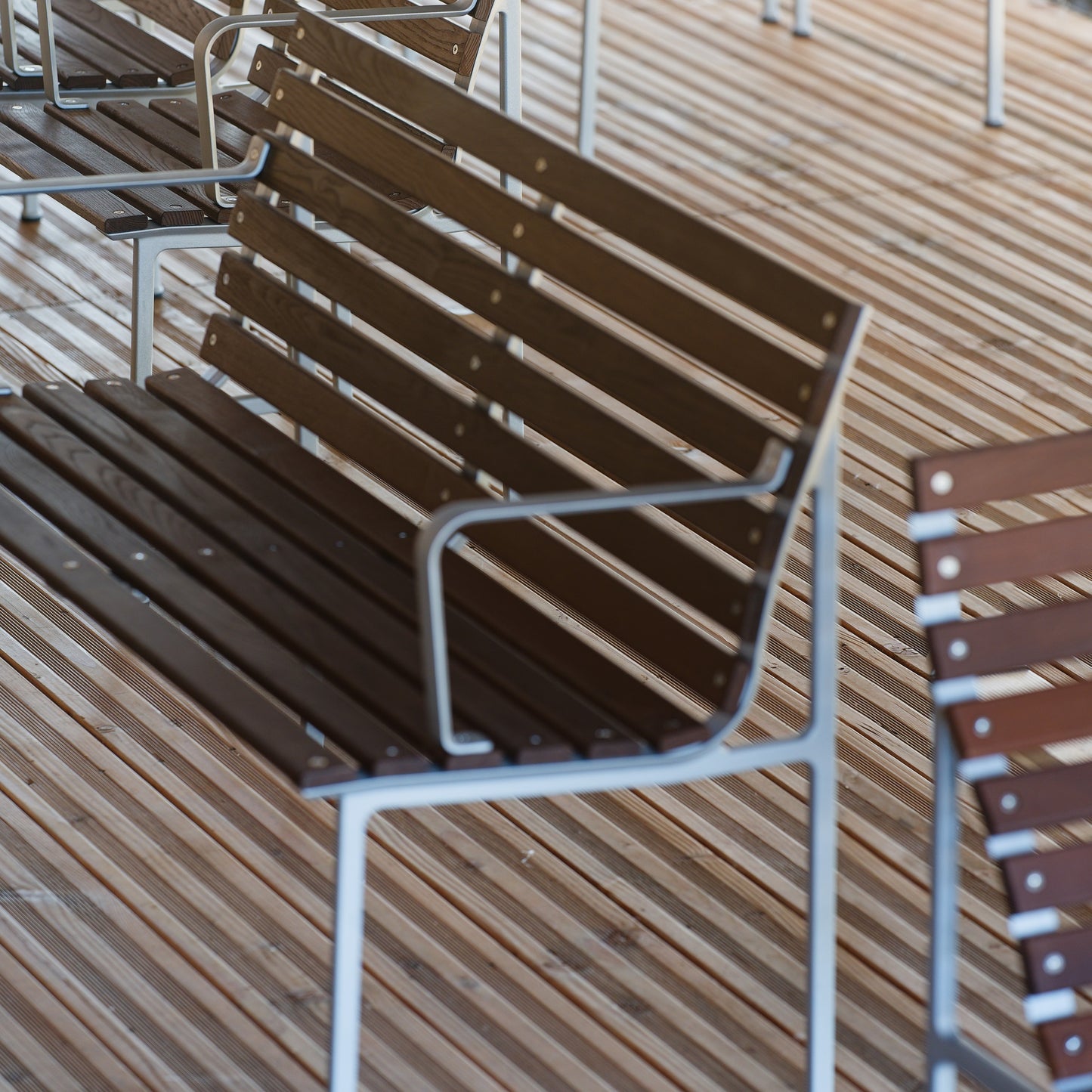 HAY Traverse Dining Bench Outdoor Bank mit Armlehne Esche geölt / Aluminium