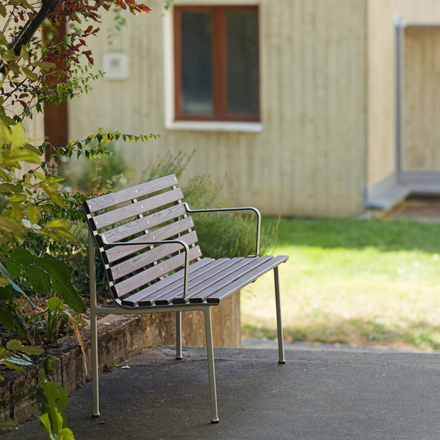 HAY Traverse Dining Bench Outdoor Bank mit Armlehne Esche geölt / Aluminium