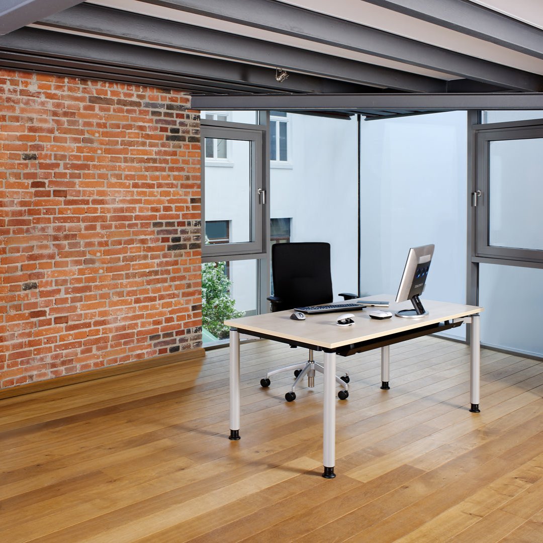 fm11 Schreibtisch Vierfuß Rundrohr Rechteckform