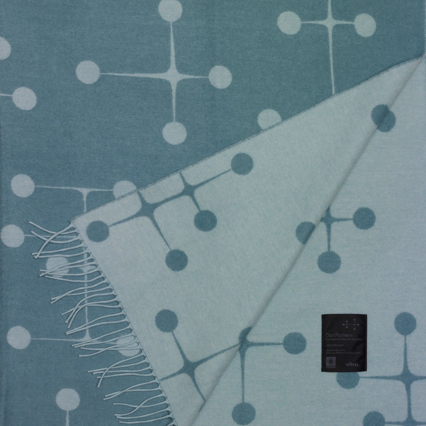 Vitra Eames Wool Blanket Dot Pattern Wolldecke hellblau blau gepunktet