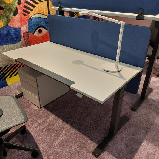 Steelcase Lifttisch Migration SE inkl. Divisio Aufsatzwand mit Knieraumblende