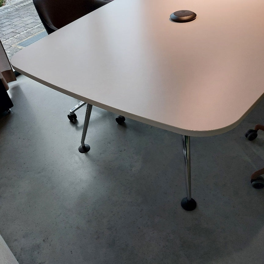 Vitra MedaMorph Konferenztisch bootsförmig
