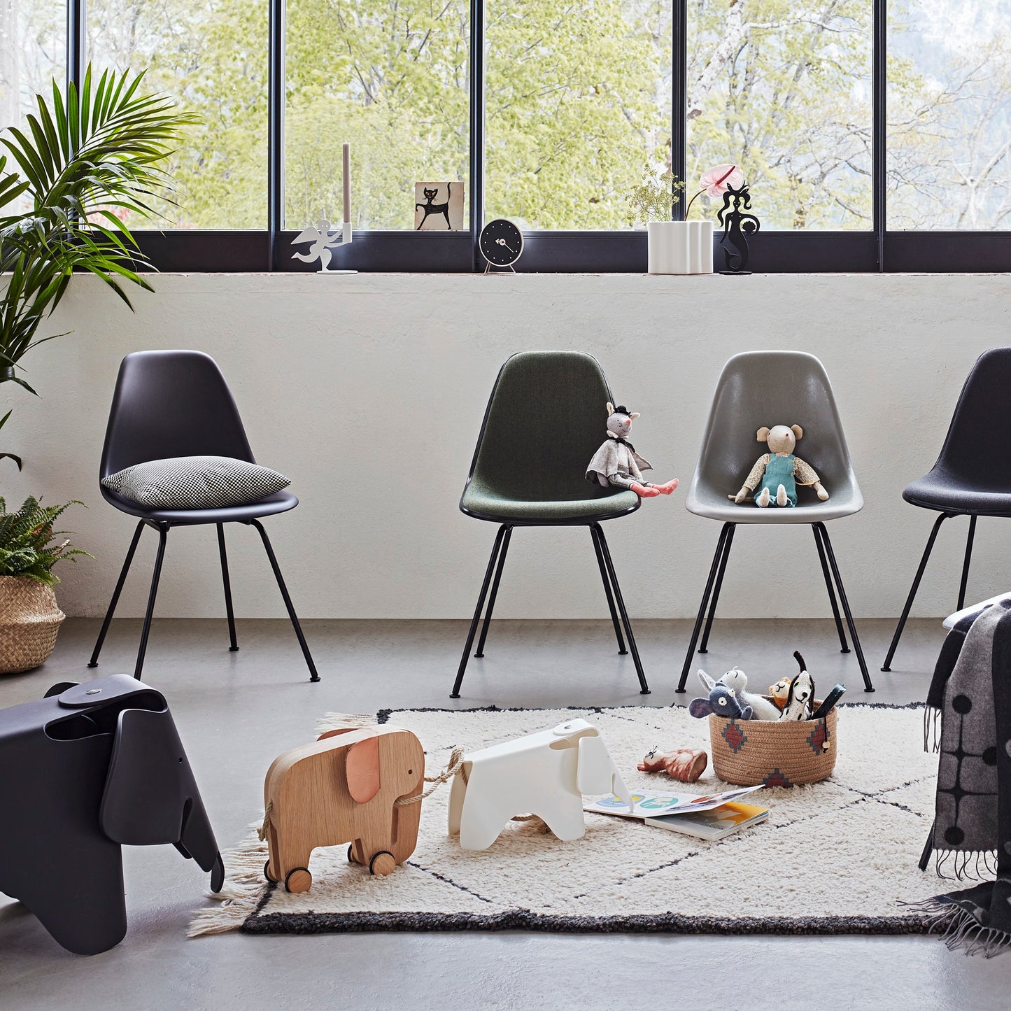 Vitra Eames Elephant Hocker Sitzobjekt tiefschwarz