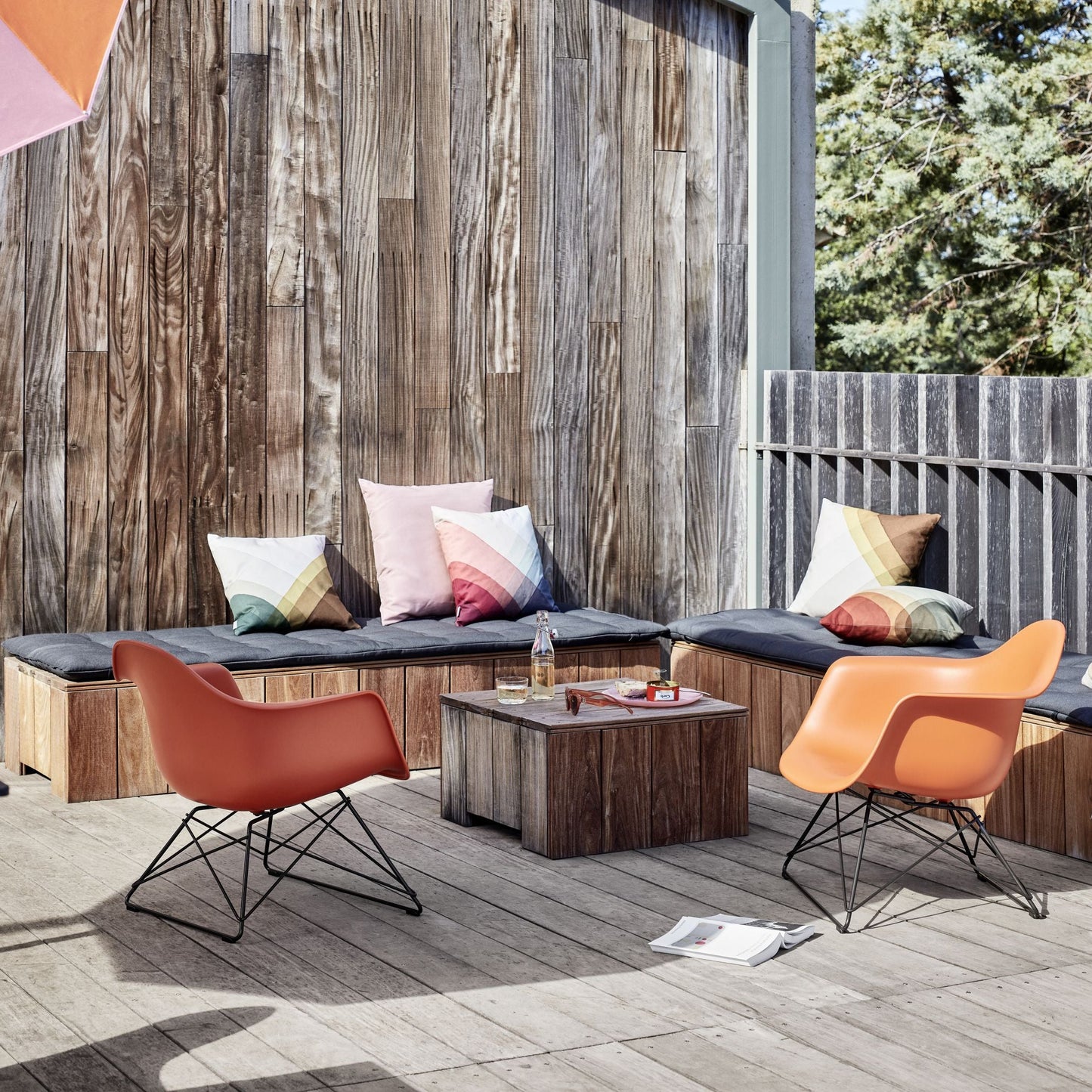 Vitra Herringbone Pillows Raw-Edges Zierkissen 40 x 40 cm mit Farbverlauf