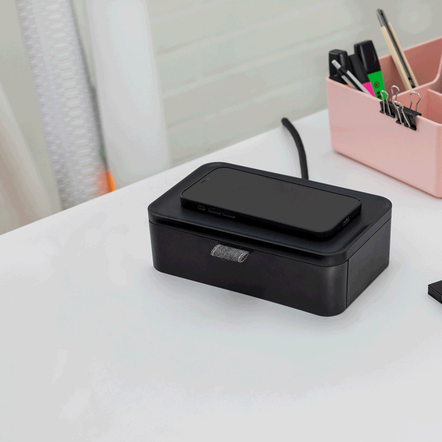 Vitra Ampi – Wireless-Charger Ladegerät und Kabelmanagement