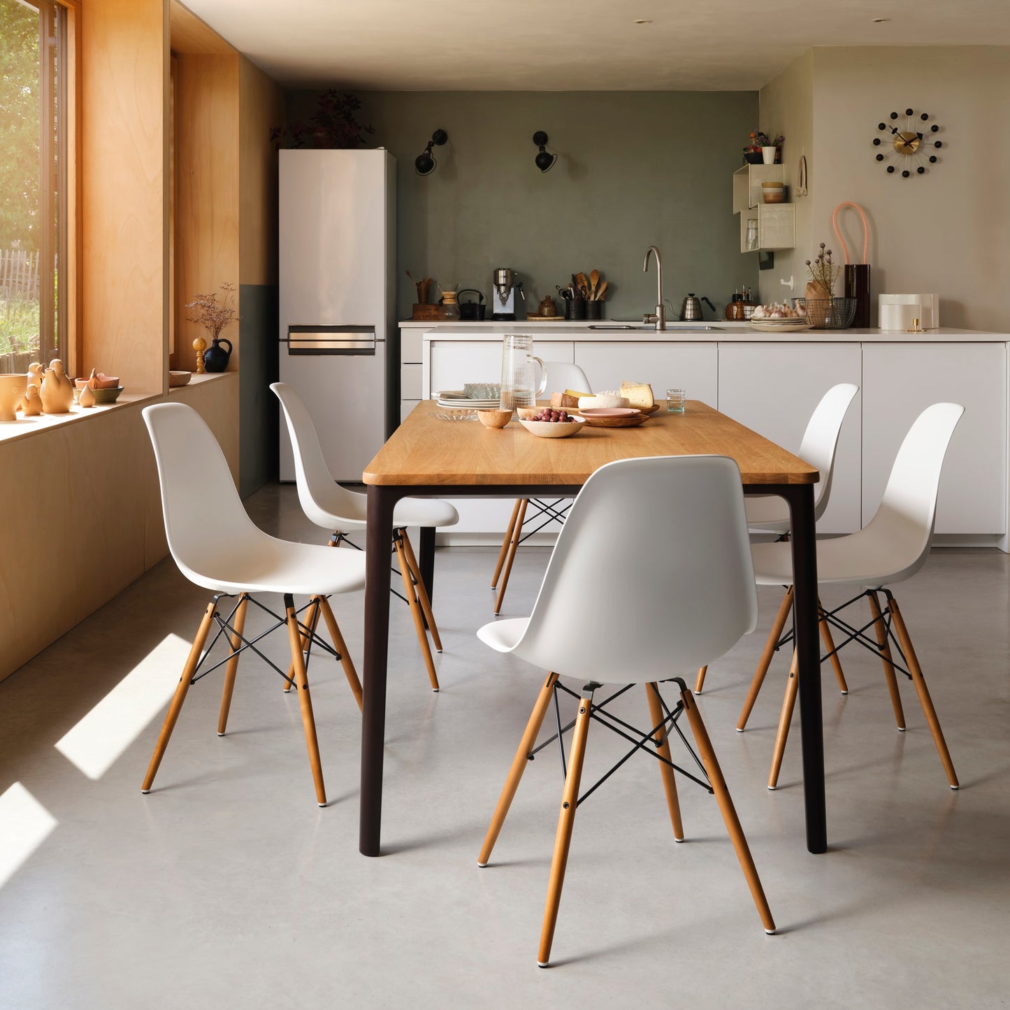 Vitra Eames Plastic Side Chair DSW Stuhl weiß, Gestell: Ahorn gelblich