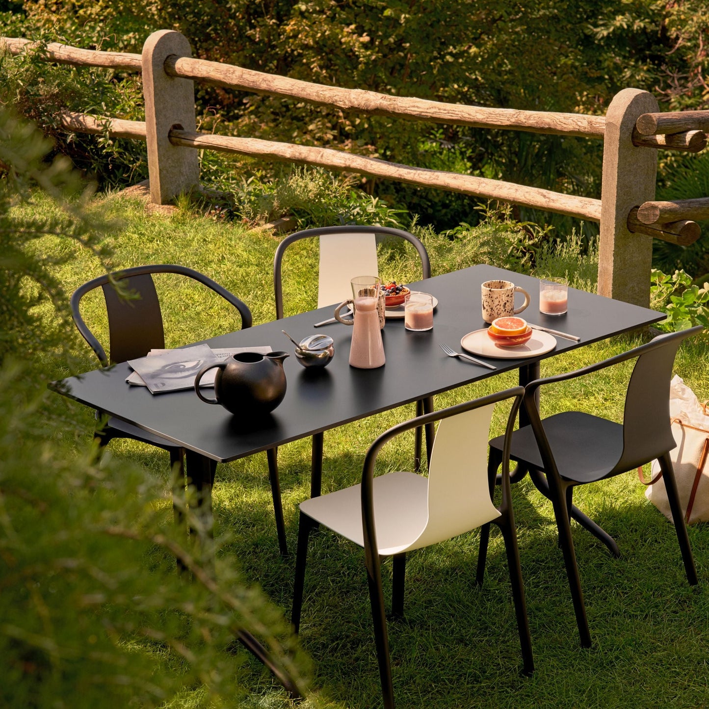 Vitra Belleville Table Bistrotisch rund oder eckig Indoor & Outdoor
