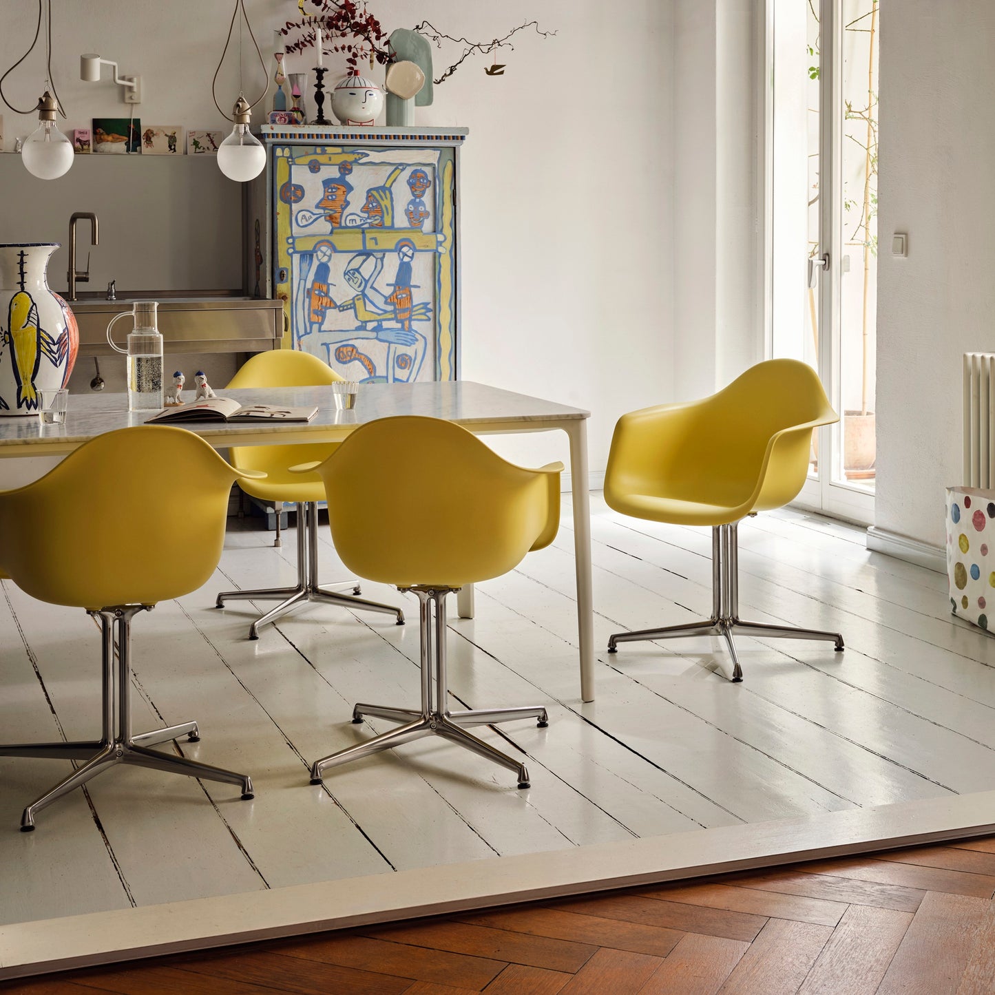 Vitra Eames Plastic Armchair DAL RE recycelter Kunststoff La Fonda Base
