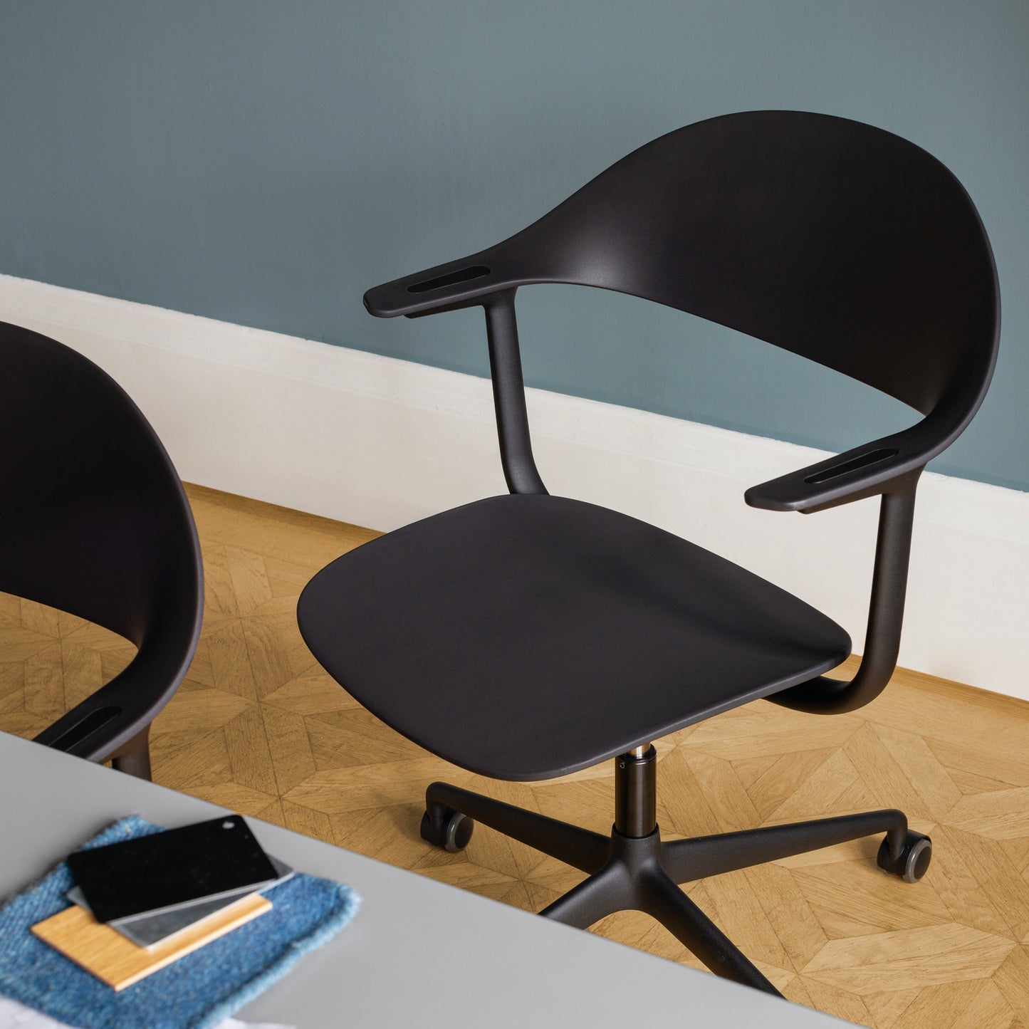 Vitra Mynt Bürostuhl Sitz + Rücken Kunststoff basic dark RE 5-Stern-Fuß