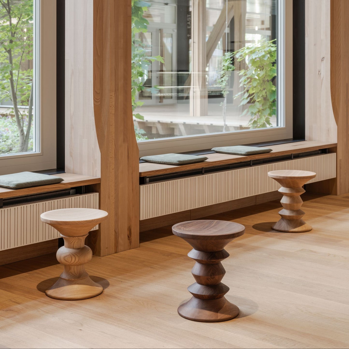 Vitra Stools von Charles & Ray Eames Hocker Beistelltisch Skulptur