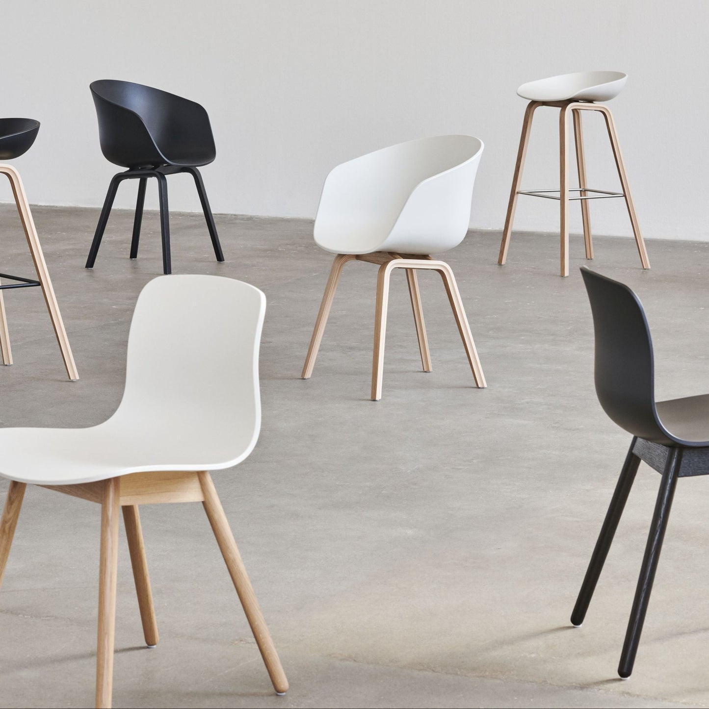 Hay AAS 32 Barhocker – Sitz Kunststoff recycelt Gestell Eiche/Nussbaum