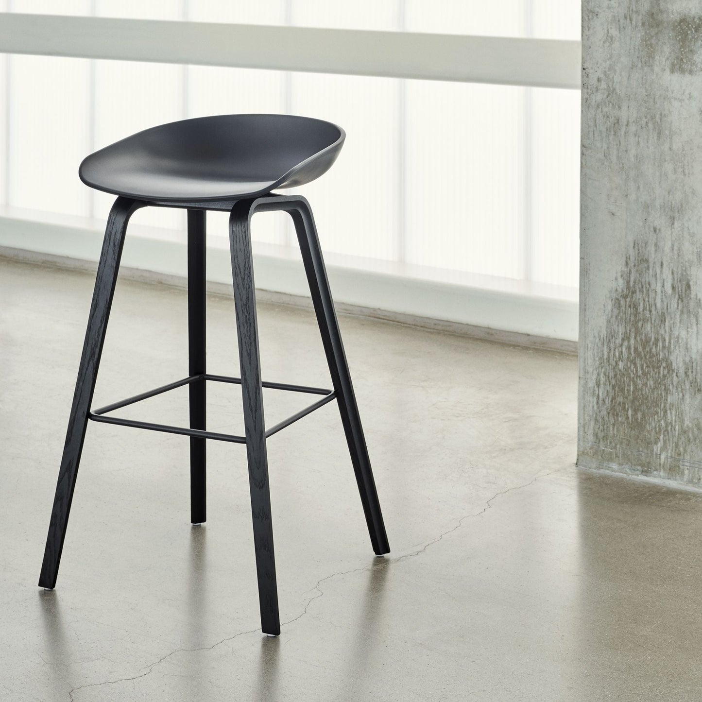 Hay AAS 32 Barhocker – Sitz Kunststoff recycelt Gestell Eiche/Nussbaum