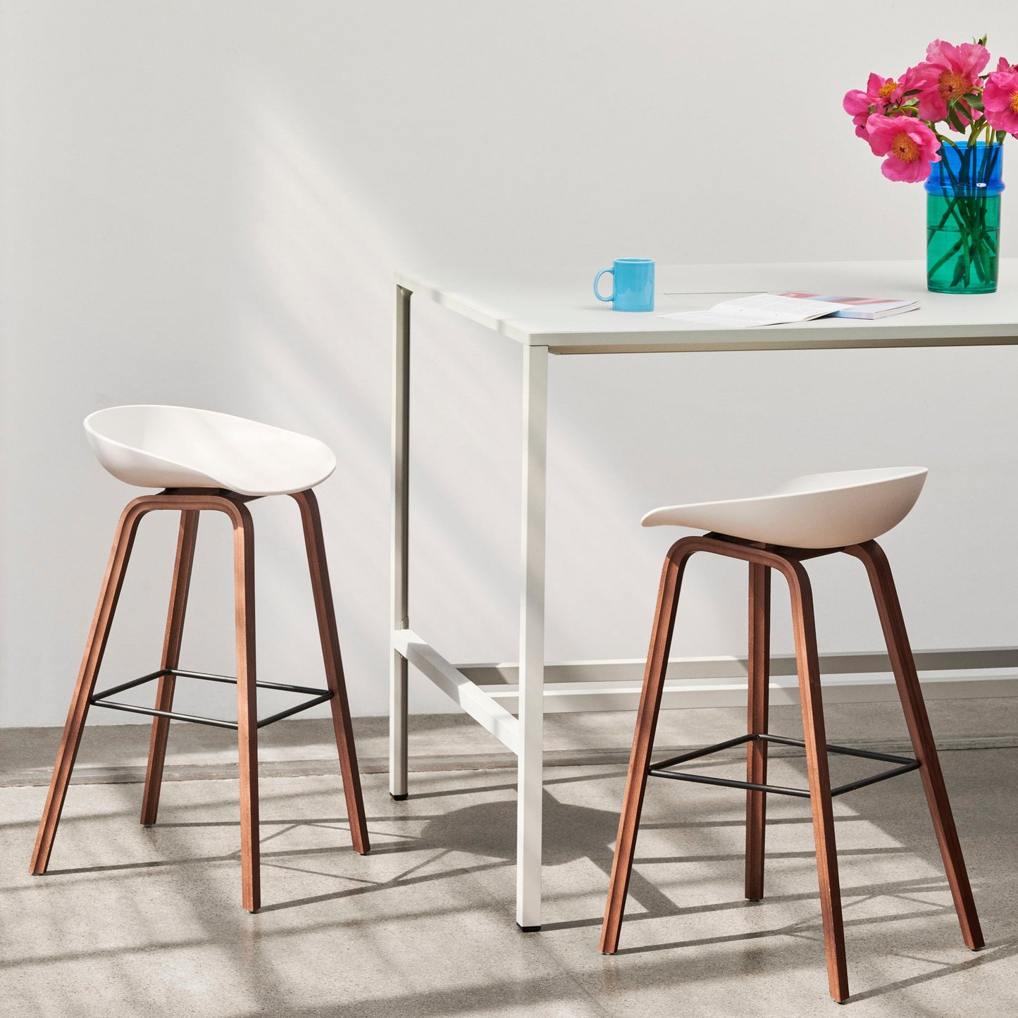 Hay AAS 32 Barhocker – Sitz Kunststoff recycelt Gestell Eiche/Nussbaum