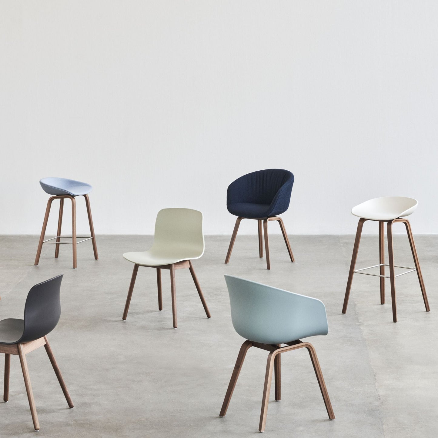 Hay AAS 32 Barhocker – Sitz Kunststoff recycelt Gestell Eiche/Nussbaum