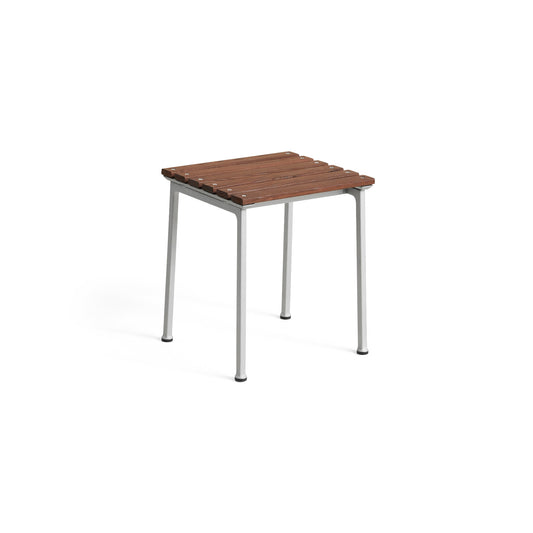 
„Traverse Hocker von HAY, entworfen von Erwan Bouroullec. Robuster Aluminiumrahmen mit hitzebehandelter Eschenholz-Sitzfläche. Ideal für Outdoor- und Innenräume, entwickelt im Laufe der Zeit eine natürliche Patina. Kombinierbar mit anderen Möbeln der Traverse-Serie.“