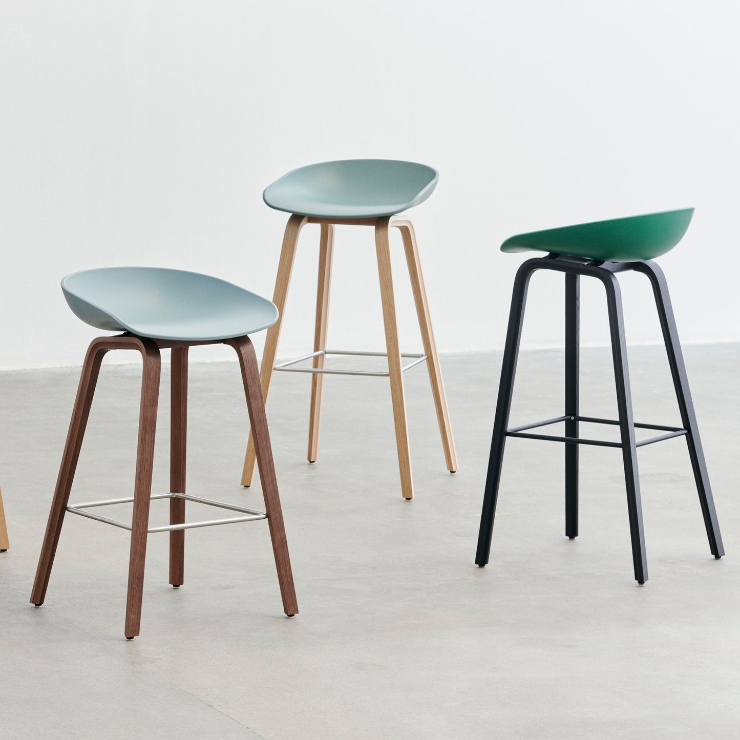 Hay AAS 32 Barhocker – Sitz Kunststoff recycelt Gestell Eiche/Nussbaum