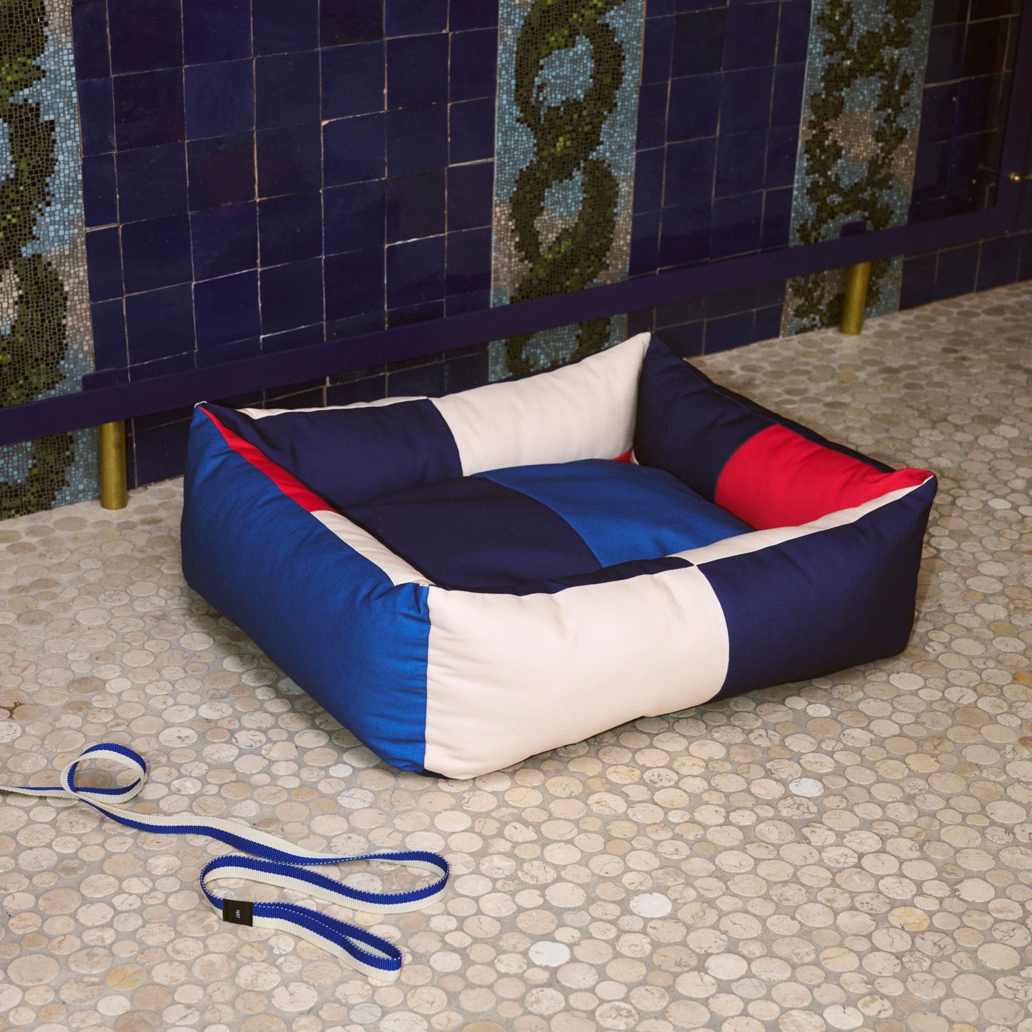 HAY Dogs Bed Hundebett Medium Polyester recycelt rot blau