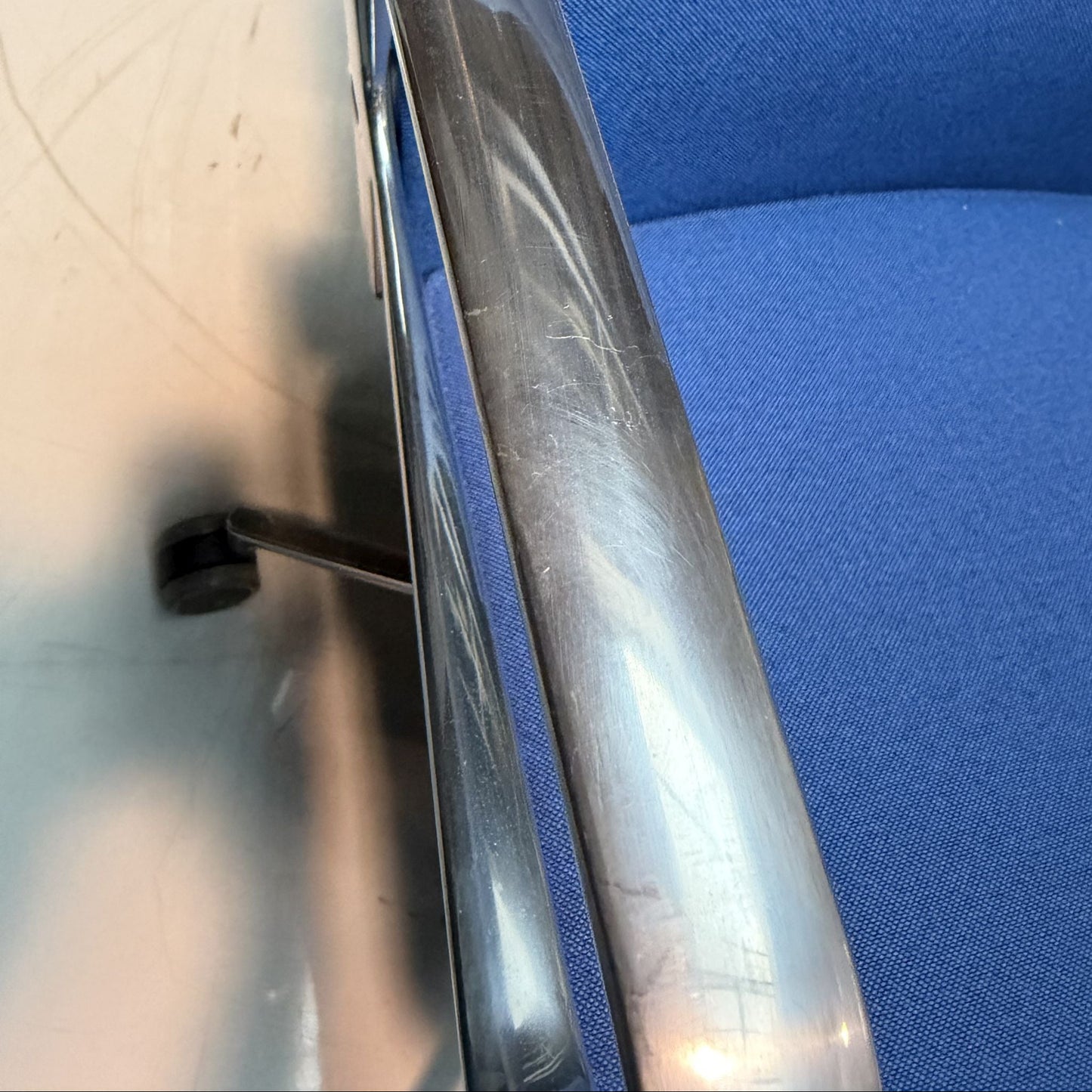 Vitra AC5 Studio Drehstuhl auf Rollen mit Ringarmlehnen Alu poliert