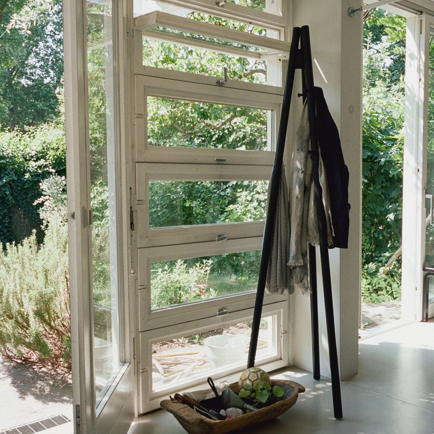 Artek Kiila Garderobenständer Dreibein Eschenholz und Stahl