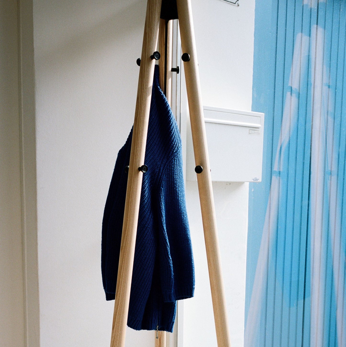 Artek Kiila Garderobenständer Dreibein Eschenholz und Stahl