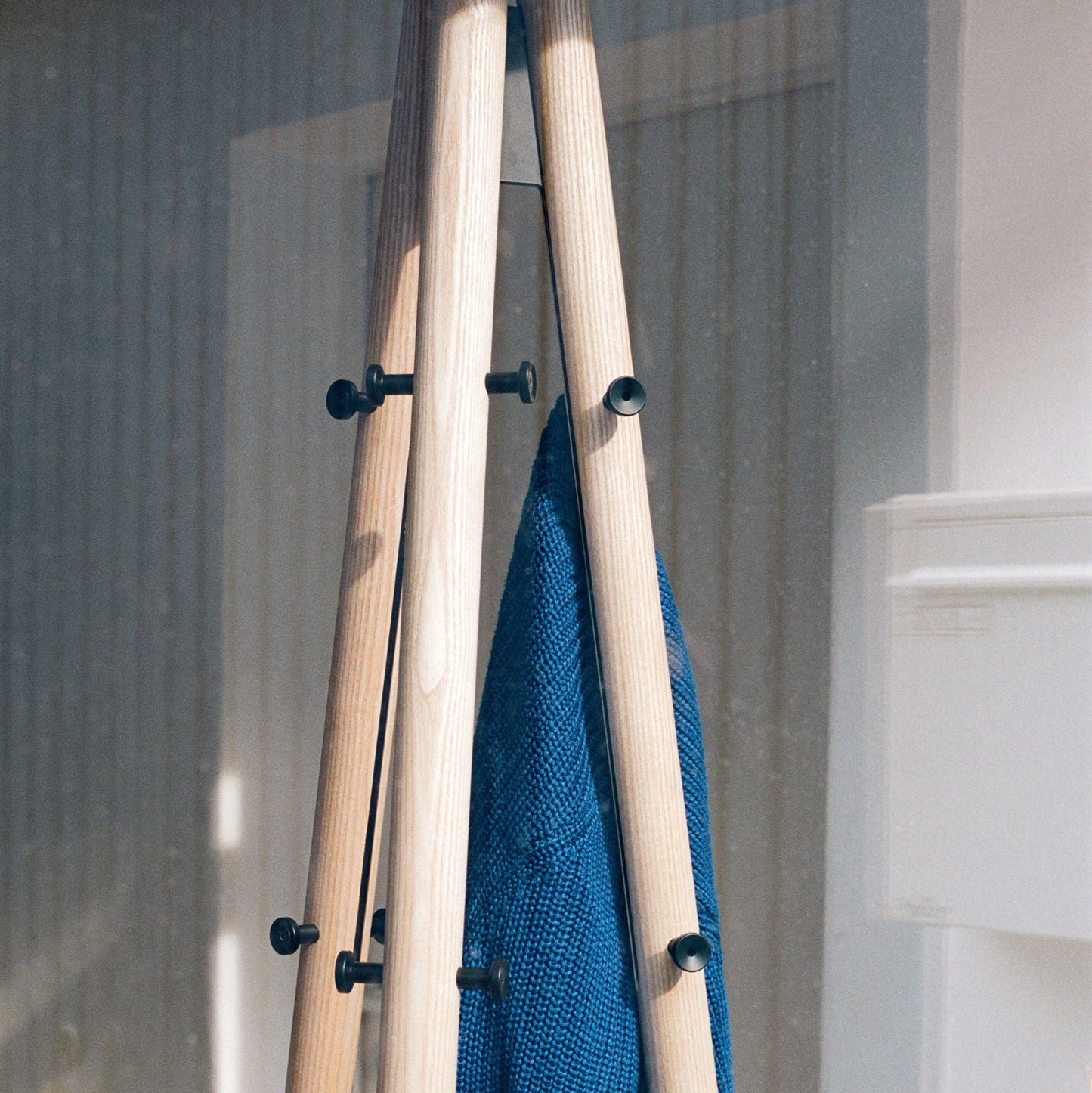 Artek Kiila Garderobenständer Dreibein Eschenholz und Stahl