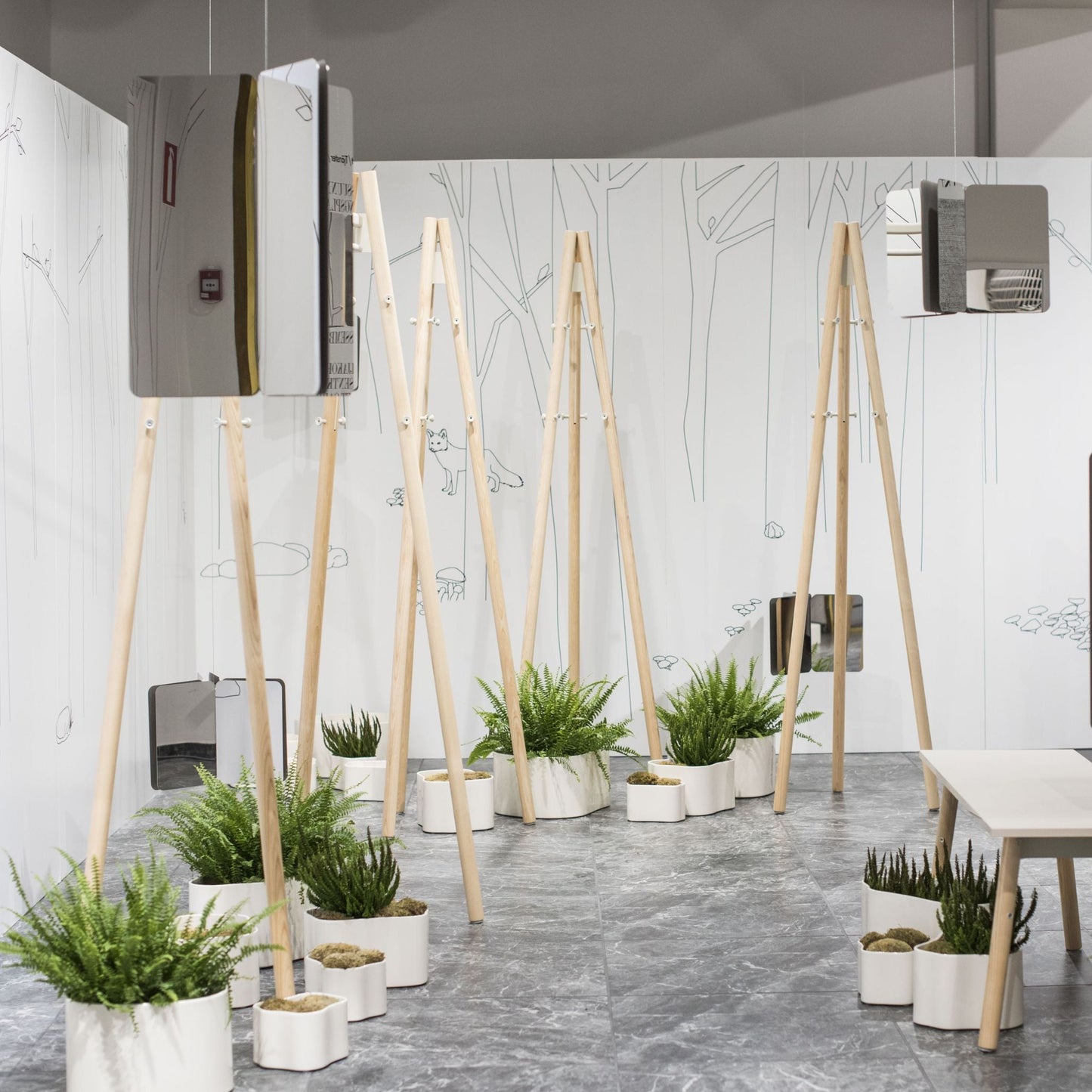 Artek Kiila Garderobenständer Dreibein Eschenholz und Stahl