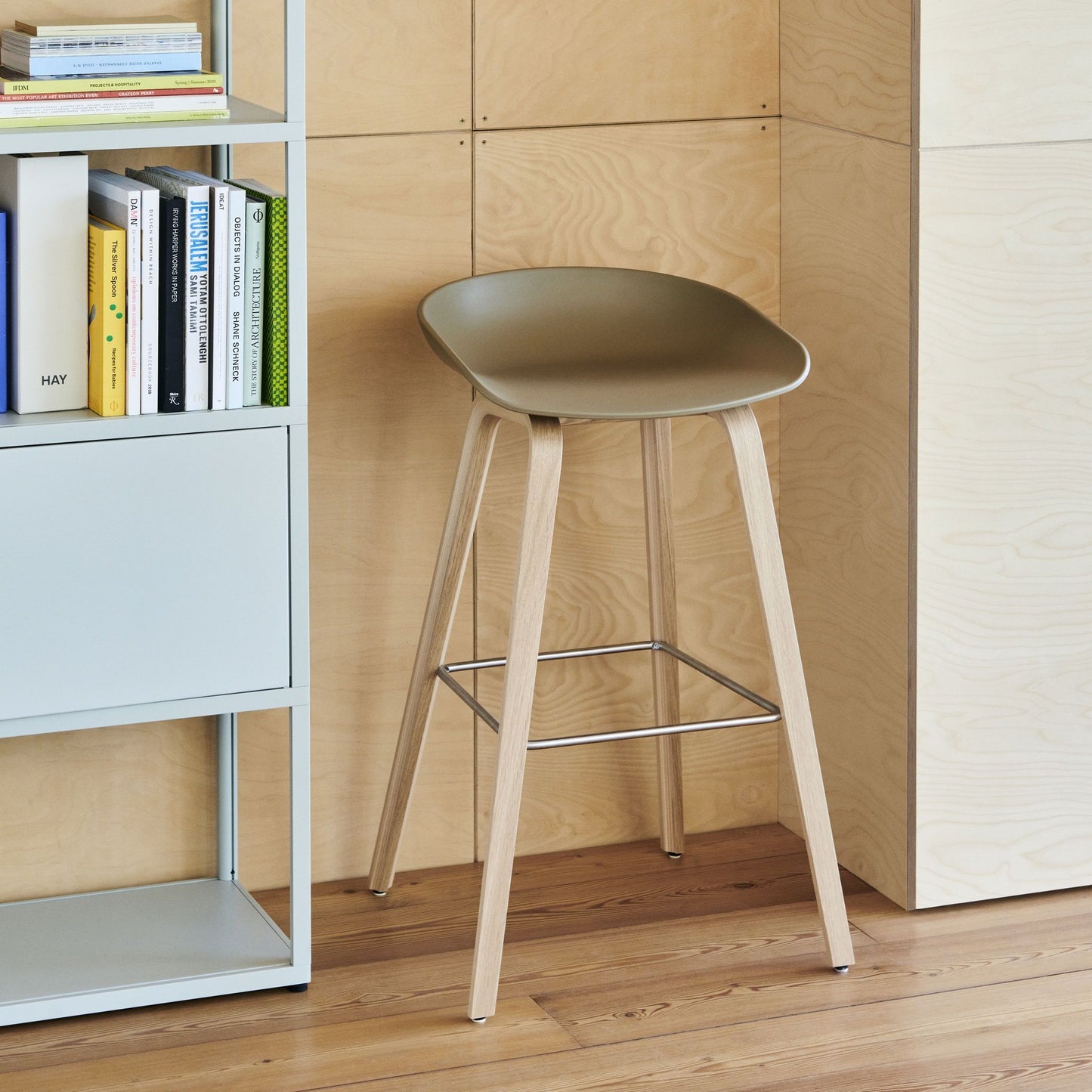 Hay AAS 32 Barhocker – Sitz Kunststoff recycelt Gestell Eiche/Nussbaum