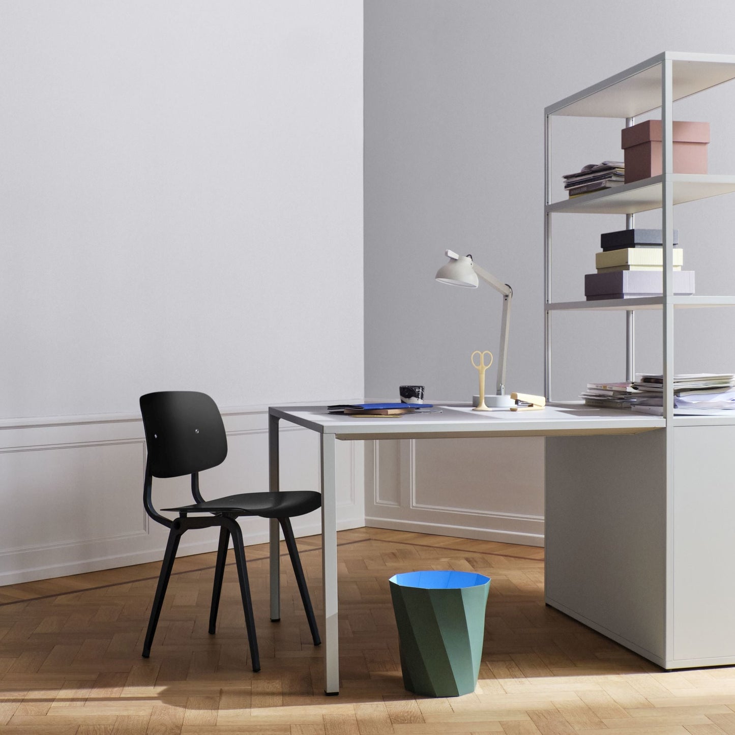 Hay Revolt Chair 4-Fuß-Stuhl Sitz & Rücken ABS-Kunststoff Stahlgestell