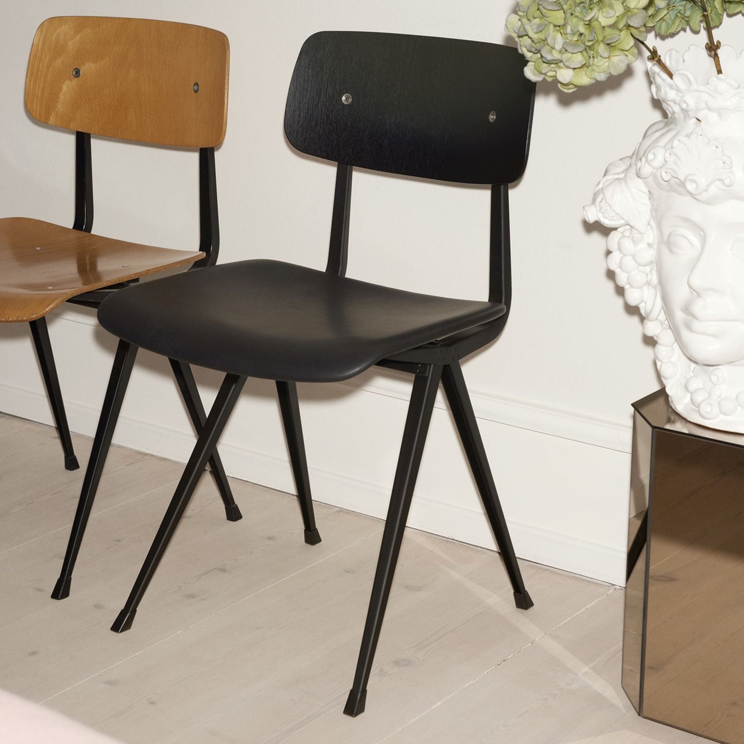 Hay Result Chair 4-Fuß-Stuhl Sitz & Rücken Sperrholz Eiche Stahlgestell