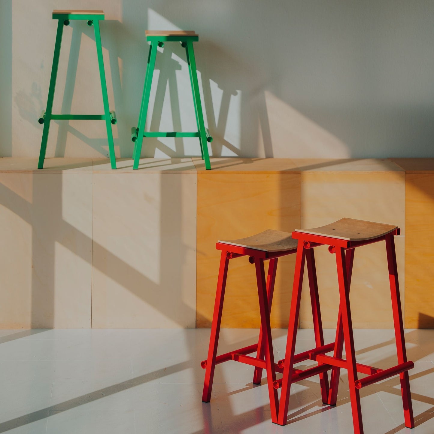 Hay Taburete 8 Barhocker – Eichenfurnier-Sitz und Stahlgestell