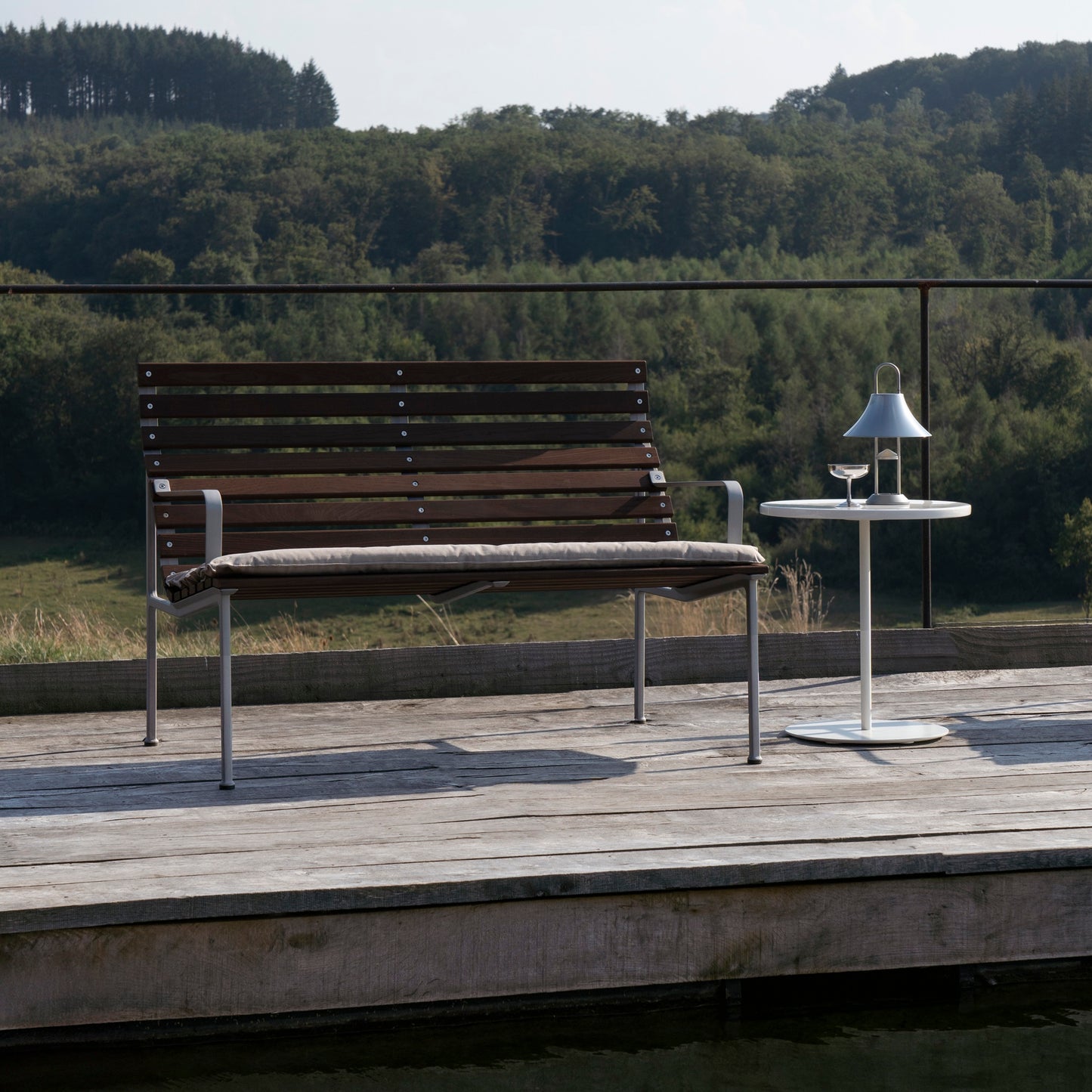 HAY Traverse Lounge Bench Outdoor Bank mit Armlehne Esche geölt / Aluminium