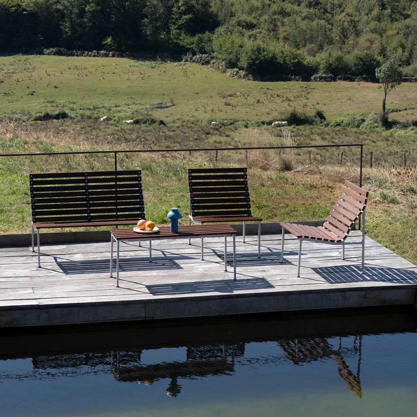 Traverse Lounge Bench von HAY, entworfen von Erwan Bouroullec, ergonomische Outdoor-Bank aus Aluminium und gerillter wärmebehandelter Esche, erhältlich mit oder ohne Armlehnen.