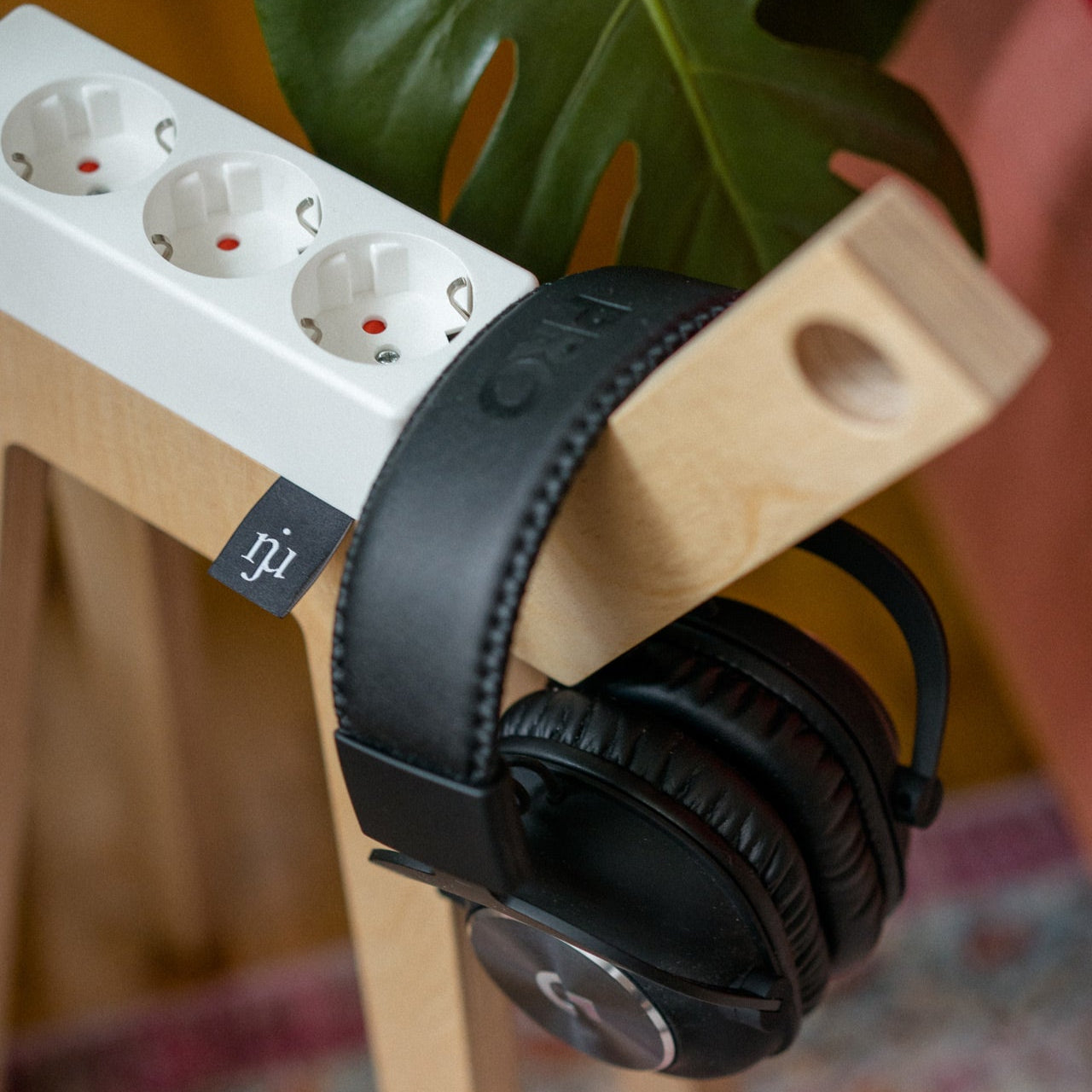 Njustudio Stromer 3fach Steckdose weiß Strommöbel in Pferdeform